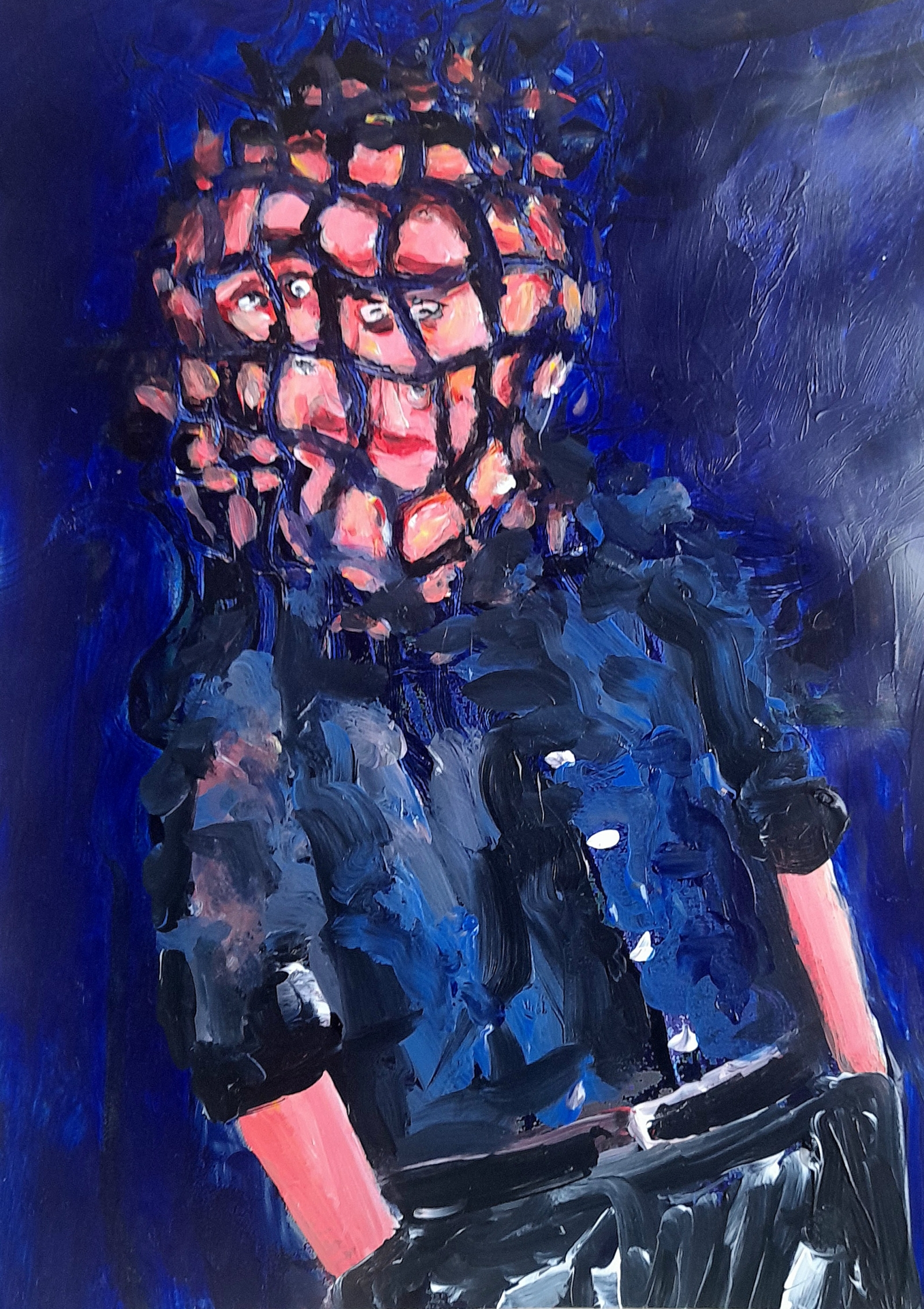 Uomo con camicia azzurra su sfondo blu